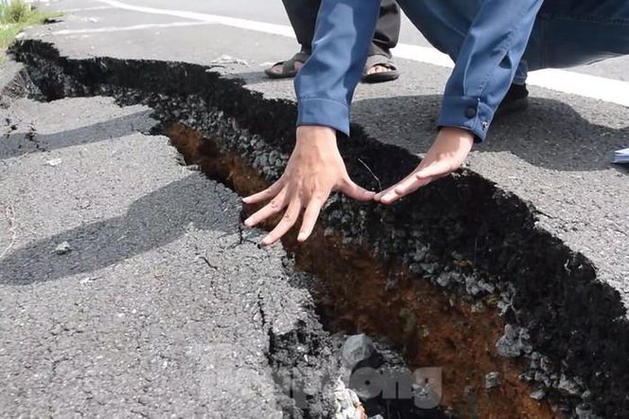 Mặt đường dẫn này nứt toác một vệt dài gần 40m, bề rộng khoảng nửa mét, phần taluy âm sụt lún nghiêm trọng, lan can xê dịch khỏi vị trí ban đầu. 
