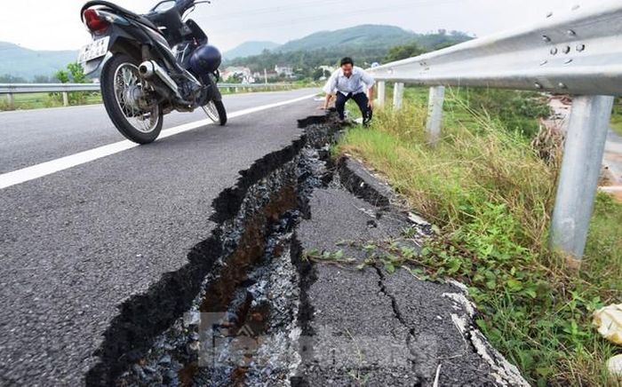 Theo ông Hưng, tại vị trí xảy ra sụt lún, đơn vị thi công chưa thể làm phần gia cố bên dưới bằng đá hộc được vì có vài hộ dân họ cản trở thi công do vướng mặt bằng, người dân không đồng ý với chính sách bồi thường của địa phương. 
