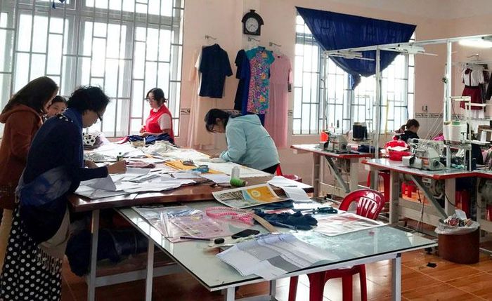 Học viên thực hành trong lớp học may.