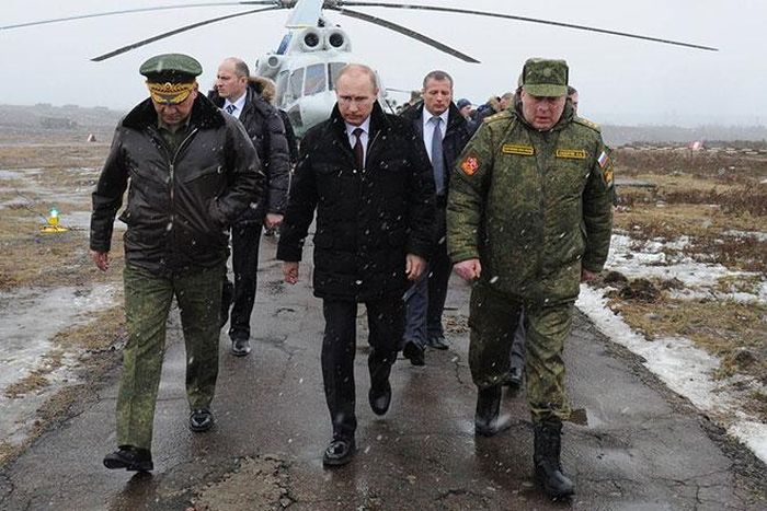 Tổng thống Putin đi thăm một đơn vị quân đội.