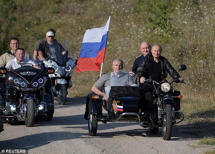 Tổng thống Putin trên chiếc xe 3 bánh Ural huyền thoại trong một chuyến dã ngoại với đoàn xe phân khối lớn.