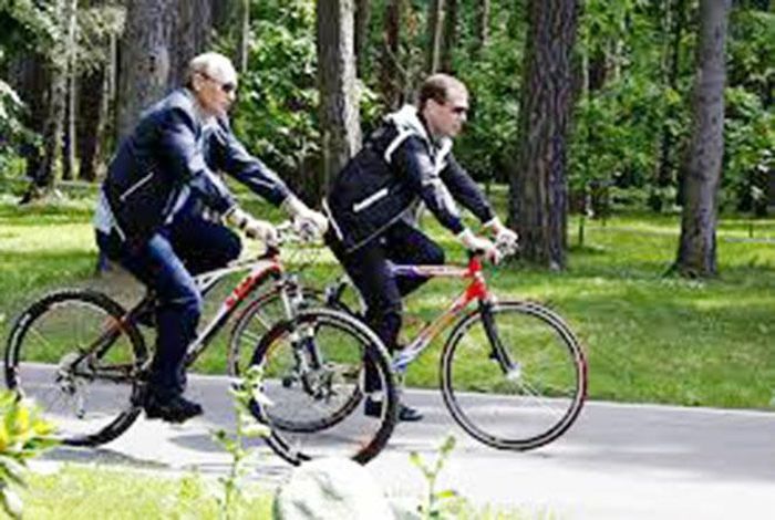 Tổng thống Putin và thủ tướng Medvedev đạp xe trong rừng.