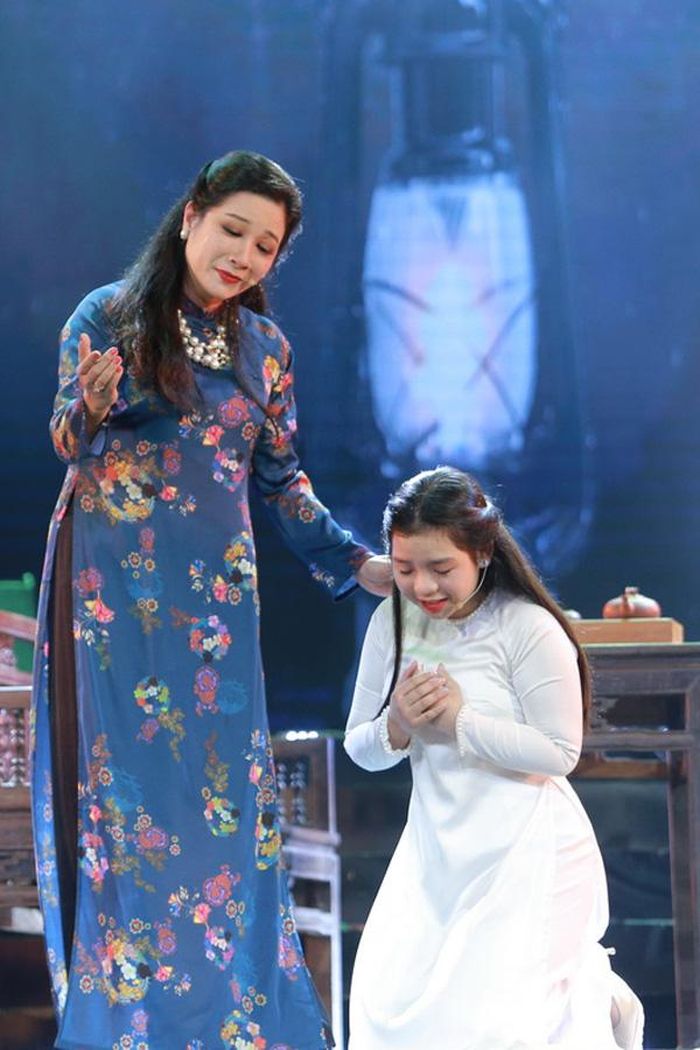 Thanh Thanh Hiền và con gái út trong một buổi diễn cuối năm 2017.
