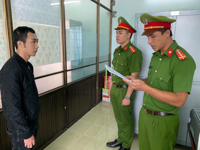 Cơ quan công an đọc lệnh khởi tố đối tượng Tấn