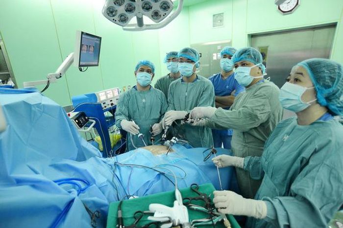 Một ca phẫu thuật gan tại Bệnh viện Đại học Y dược TP HCM. Ảnh: Quang Định.