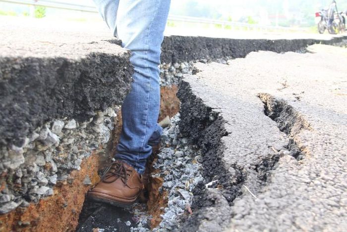 Mặt đường tách thành hai phần. Ảnh: THANH NHẬT