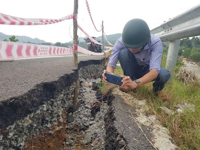 Vị trí nứt toác rộng khoảng 50 cm. Ảnh: THANH NHẬT