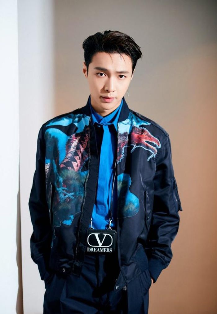 Lay được khen diện đồ đẹp khi phối hài hòa các items có gam màu xanh, đen. Mẫu túi mini đeo ngực cùng kiểu đeo hoa tai một bên giúp anh trông cá tính.
