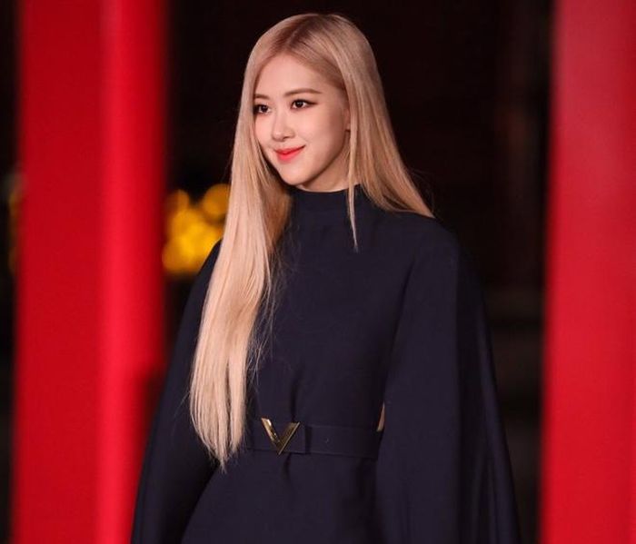 Xuất hiện tại Bắc Kinh (Trung Quốc) dự sự kiện của nhà mốt Valentino, Rosé hút mắt với gương mặt sang chảnh. Cô diện thiết kế màu xanh đen có phần tay váy là điểm nhấn. Kiểu tóc vàng nổi bật cùng thần thái thanh lịch, nhan sắc của giọng ca 22 tuổi được đánh giá cao. Ảnh: @camcam1___.
