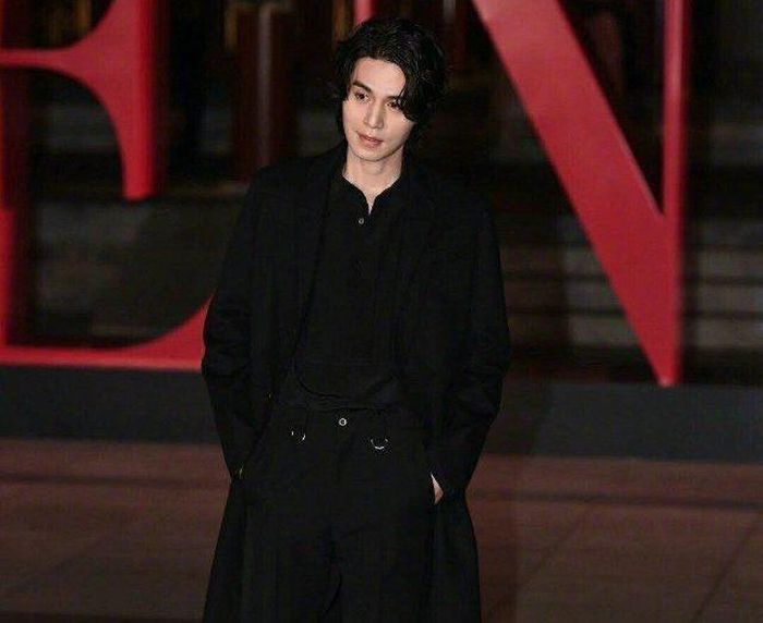 Cùng tham gia sự kiện, Lee Dong Wook nhận nhiều lời khen với kiểu tóc xoăn dài lãng tử. Nam diễn viên diện cả cây đen, giúp tôn lên làn da trắng cùng thần thái lạnh lùng của "Thần Chết". Ảnh: @AGofPH.