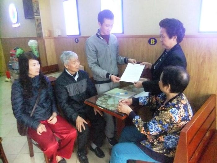 Bà Trần Thị Na và các hội viên Chi hội Phụ nữ khu dân cư số 8 (phường Khương Trung) vận động các hộ kinh doanh trên mặt đường Vũ Tông Phan ký cam kết tự tháo dỡ biển hiệu sai phép, sắp xếp chỗ để xe theo quy định, trả lại hè phố cho người đi bộ và đảm bảo cảnh quan đô thị