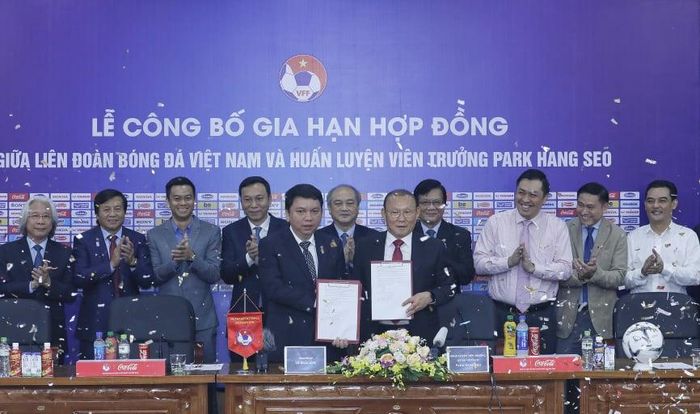 Lễ công bố gia hạn hợp đồng giữa LĐBĐ Việt Nam và HLV Park Hang-seo. Ảnh: VFF