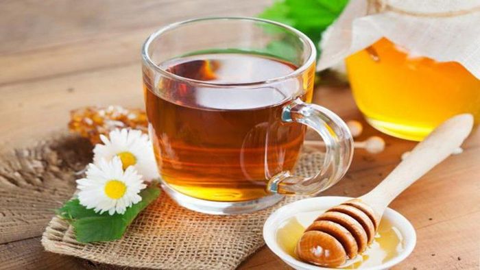 Uống mật ong vào buổi sáng giúp tăng cường trao đổi chất, tiêu hóa tốt và tăng khả năng miễn dịch. Không giống như các thức uống khác để giảm cân, hỗn hợp mật ong, chanh và nước rất ít calo. Mật ong còn giúp tăng cường mức năng lượng và loại bỏ độc tố hiệu quả. Ảnh minh họa: Internet
