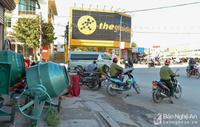 Trong khi đó, lưu lượng xe đi qua khu vực này là rất lớn nên tình trạng này sẽ gây nhiều nguy hiểm cho cả người mua lẫn người bán. Ảnh: Thành Cường