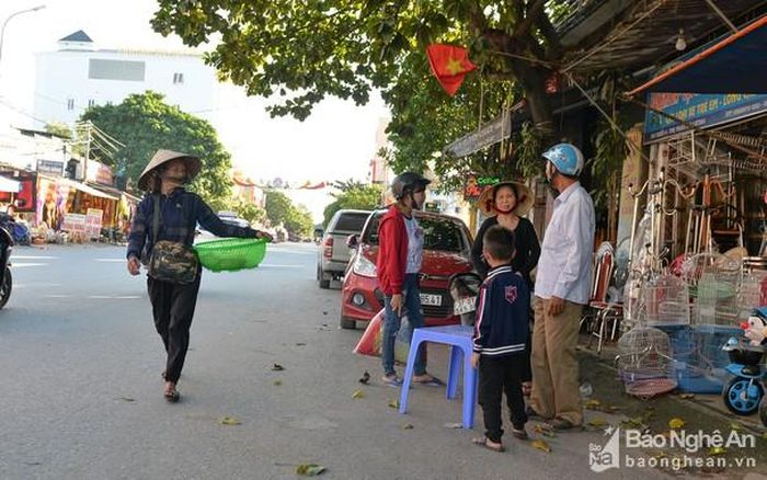 Tình trạng lấn chiếm vỉa hè, lòng đường, trên địa bàn thị trấn Đô Lương diễn ra phổ biến ở hầu hết các tuyến đường nội thị. Người đi bộ, học sinh đi học phải lưu thông dưới lòng đường, với nỗi lo thường trực bị xe đụng. Ảnh: Thành Cường