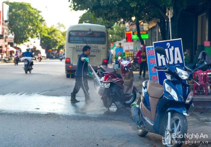 Anh Hoàng Văn Hiệp (thị trấn Đô Lương) than vãn: “Cả con đường này đầy hàng quán, xe máy trên vỉa hè, người đi bộ không có lối đi nên phải đi xuống lòng đường. Nhiều lúc mình đi bộ cảm thấy vô cùng bất an, bởi xe cộ tông phải bất cứ lúc nào. Tôi rất mong chính quyền địa phương ra tay chấn chỉnh mạnh hơn”. Ảnh: Thành Cường