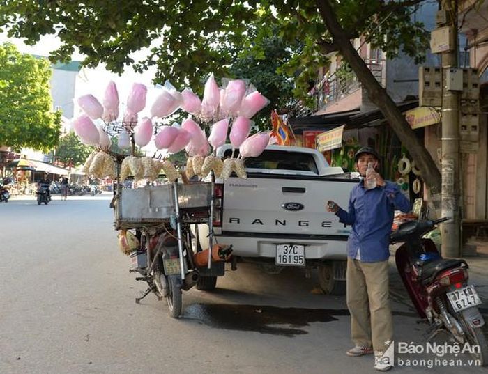 Vỉa hè, lề đường bị chiếm dụng để bày bán hàng hóa, khách mua hàng cũng phải đứng dưới lòng đường để chọn lựa, ngã giá. Ảnh: Thành Cường