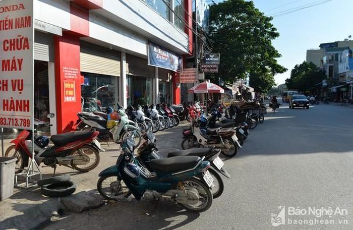 Tại các tuyến đường nội thị đi qua khối 4, 5, 6…, ngã ba Đà Sơn, Quốc lộ 15 đoạn qua thị trấn… các hộ gia đình có mặt tiền kinh doanh, buôn bán lấn chiếm trọn vỉa hè trước nhà làm nơi để xe máy, hàng hóa, biển hiệu. Ảnh: Thành Cường