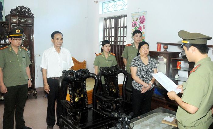 Cán bộ Công an tỉnh đọc lệnh bắt đối với Trần Thị Thắng ở xã Thạch Sơn, huyện Lâm Thao là đối tượng trong vụ án đưa người đi lao động trái phép tại Cộng hòa Síp.