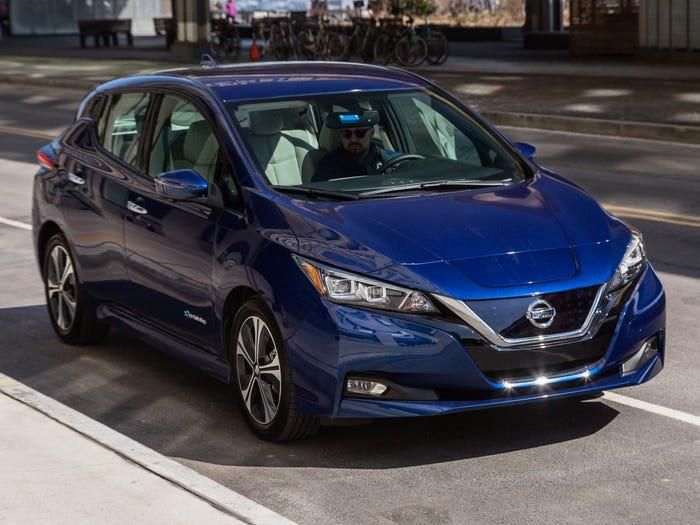  Nissan Leaf mất giá tới 71%. Mẫu xe điện đến từ Nhật Bản có thể di chuyển quãng đường 118 km cho một lần sạc đầy. Thời điểm ra mắt, chiếc xe phù hợp với hầu hết nhu cầu đi lại của người Mỹ trong một ngày mà không cần dừng lại sạc pin. Nhưng chiếc xe bắt đầu có tuổi, phiên bản mới của Leaf và các đối thủ xe điện khác khiến mẫu Leaf đời cũ không còn nhiều giá trị. (Ảnh: Business Insider) 