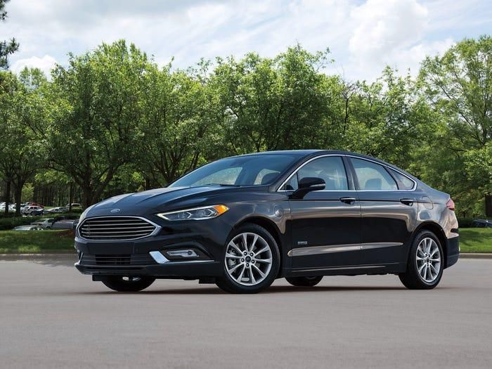 Ford Fusion Energi có ưu điểm là hệ truyền động kết hợp với động cơ điện để tiết kiệm nhiên liệu tốt hơn cũng như giảm lượng khí thải. Mẫu xe này cũng mất giá tới 69,1% sau 5 năm đầu sử dụng. (Ảnh: Forbes) 
