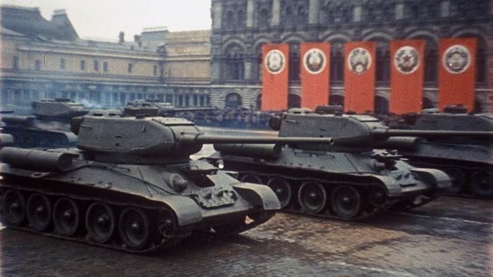 Tham gia cuộc duyệt binh huyền thoại dọc Quảng trường Đỏ năm 1945 có 24 nguyên soái, 249 tướng lĩnh, 2.536 sĩ quan, 31.116 hạ sĩ quan và chiến sĩ, cùng hơn 1.850 đơn vị khí tài quân sự.