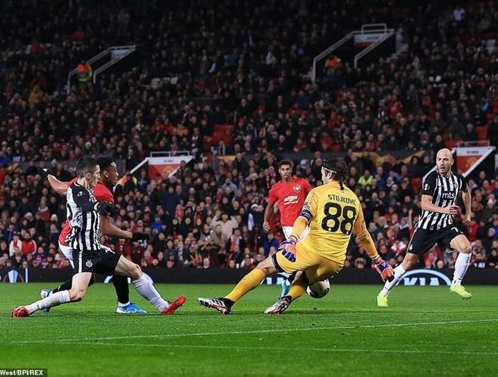  ... tiền đạo người Pháp nhẹ nhàng nâng tỉ số lên 2-0 