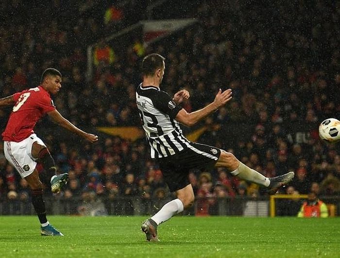  Phút 49, tỉ số 3-0 được ấn định sớm sau cú sút quyết đoán của Rashford 