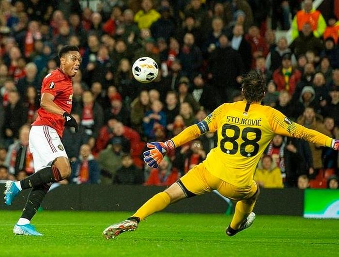  Martial làm tung lưới đội khách từ rất sớm, nhưng không được công nhận do lỗi việt vị 