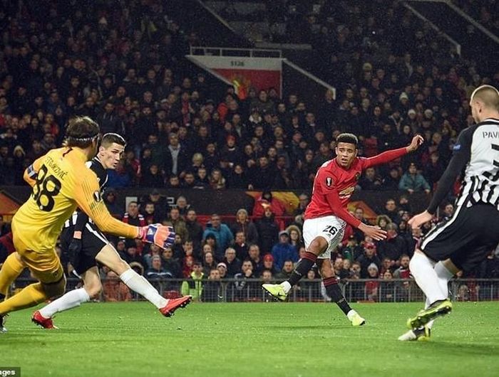  Nhưng CĐV M.U không phải chờ lâu khi phút 21, Rashford đột phá trước khi tung ra đường chuyền như đặt cho Greenwood mở tỉ số 