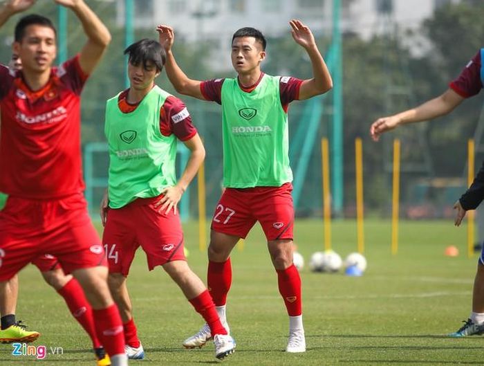HLV Park cho học trò chạy và giãn cơ cùng lúc.