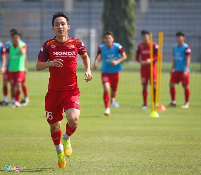 Tiền vệ Đỗ Hùng Dũng bị đau ở buổi tập gần nhất, nhưng vẫn ra sân trong buổi sáng 8/11.