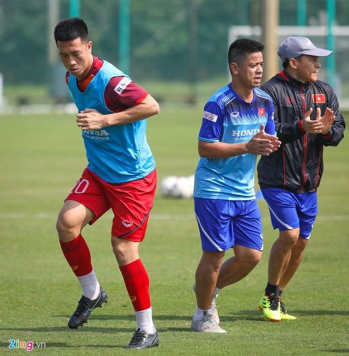 Tiền vệ Huy Hùng khởi động với bài chạy thay đổi hướng.