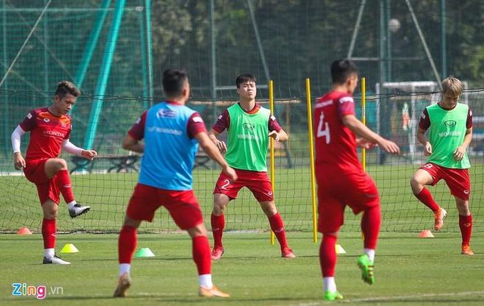 Các cầu thủ quây thành vòng tròn khởi động, làm nóng khớp chân.