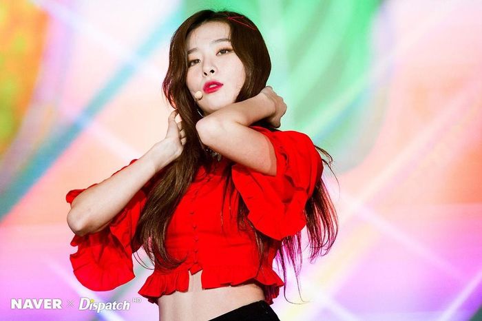 Bên cạnh đó, điều khiến Seulgi ngày càng được yêu mến chính là nhờ nhân cách vàng và sự nhiệt huyết, hết mình trong mọi nhiệm vụ. Luôn đúng mực trong từng cử chỉ, lại rất quan tâm, chăm sóc mọi người xung quanh, Seulgi đã trở thành hình mẫu lý tưởng trong lòng các quân nhân xứ Hàn.