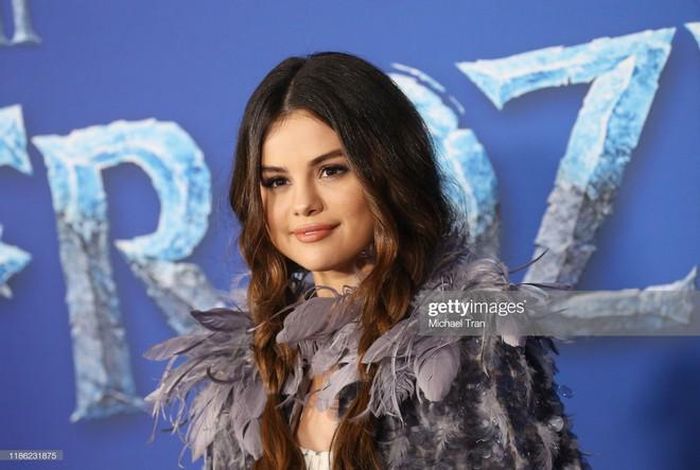 Thời gian qua, cựu diễn viên Disney trở lại rầm rộ trong âm nhạc, đặc biệt từ sau khi tình cũ Justin Bieber cưới người mẫu Hailey. Ca khúc Lose You To Love Me phát hành gần đây của Gomez đã giành vị trí quán quân trí Billboard Hot 100 - thành tích mà 11 năm qua cô chưa từng đạt được. 