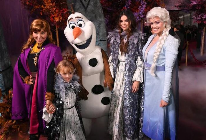 Chị em giọng ca Back To You chụp ảnh cùng những nhân vật quen thuộc của phim. Frozen 2 được đánh giá là tác phẩm nổi bật trên màn ảnh rộng tháng 11. Theo tiết lộ, phần 2 phim được đầu tư chất lượng cả về hình ảnh, âm thanh lẫn kỹ xảo, hứa hẹn mang tới cảm giác thú vị cho khán giả. 