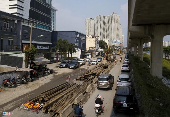 Đoạn đường Song hành Xa lộ Hà Nội, từ chân cầu Sài Gòn đến cầu Rạch Chiếc, thuộc phường Thảo Điền và An Phú hiện, vẫn đang được thi công, nhiều đoạn công trình, mặt bằng chồng lấn với dự án metro số 1 nên vẫn còn ngổn ngang.