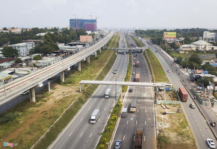 Dự án xây dựng hai cầu bộ hành trước cổng Đại học Quốc gia và Khu du lịch Suối Tiên, kết nối người dân hai quận 9 và Thủ Đức. Việc đưa vào sử dụng nút giao thông này góp phần giảm ùn tắc trên đoạn quốc lộ 1A ở cửa ngõ phía đông thành phố.
