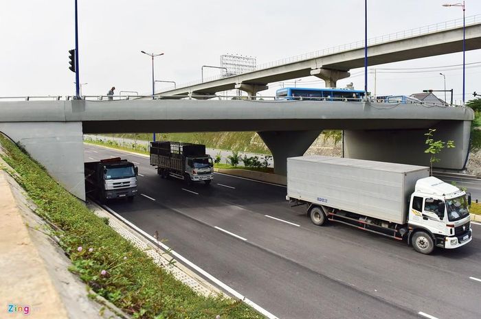 Mỗi cầu dài 40 m, rộng 17 m, cao 4,5 m giúp tránh xung đột với các làn xe phía dưới khi lưu thông vào khu Đại học Quốc gia, đường số 400, Bến xe Miền Đông mới.