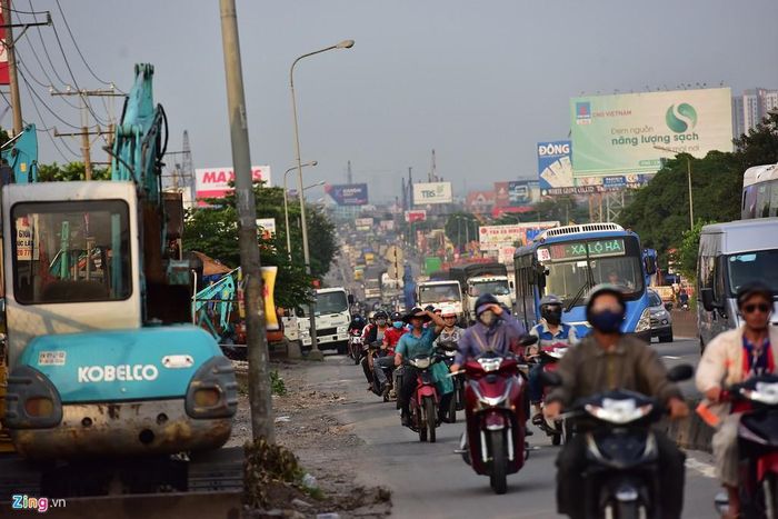 Mặt đường các làn xe chật hẹp, bị xuống cấp nghiêm trọng, gây khó khăn cho các phương tiện lưu thông qua đây. Công ty CP đầu tư hạ tầng kỹ thuật TP.HCM thường xuyên phải duy tu, sửa chữa trong khi chờ mặt bằng để thi công đồng bộ.