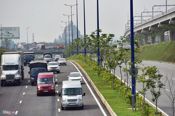 Dải phân cách trồng các loại cây xanh, hệ thống đèn chiếu sáng trục đường chính và song hành đã hoàn thiện. Ông Nguyễn Thanh Nam, Giám đốc điều hành dự án mở rộng Xa lộ Hà Nội, quốc lộ 1A cho biết toàn bộ dự án đã hoàn thành trục đường chính từ cầu Sài Gòn đến nút giao Tân Vạn, đường song hành hai bên đã hoàn thiện tương đối, một số vị trí dang dở do vướng mặt bằng chưa được giải tỏa. 