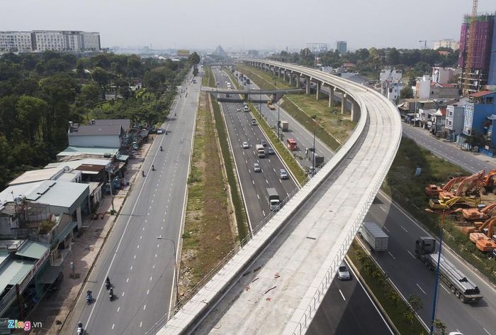 Phần dự án mở rộng Xa lộ Hà Nội, quốc lộ 1, đoạn từ ngã 3 Trạm 2 cũ đến nút giao Tân Vạn có mức đầu tư 3.640 tỷ đồng, trong đó nút giao này có kinh phí 270 tỷ đồng, hoàn thành sau hơn 3 năm thi công. Đường trên cao tuyến metro số 1 Bến Thành - Suối Tiên đang được hoàn thiện chạy qua nút giao thông.
