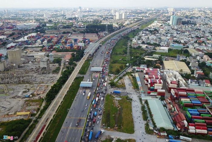 Dự án mở rộng Xa lộ Hà Nội kéo dài từ cầu Sài Gòn đến ngã ba Tân Vạn có tổng mức đầu tư gần 5.000 tỷ đồng, theo quyết định duyệt của UBND TP năm 2016, bao gồm kinh phí giải phóng mặt bằng và xây dựng, được khởi công từ năm 2010. Trong ảnh, một đoạn 900 m từ cầu Rạch Chiếc đến đường Tây Hòa vẫn chưa được hoàn thiện do chưa có mặt bằng.