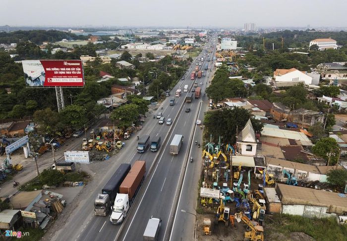 Đoạn quốc lộ 1 chưa có mặt bằng thi công này có mật độ giao thông rất lớn nhưng hiện chỉ có 4 làn ôtô và 2 làn xe máy. Hai bên đường tập trung hàng trăm cở sở mua bán, sửa chữa máy móc công trình, xe tải.
