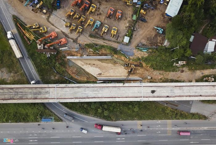 Khu vực giao cắt giữa Xa lộ Hà Nội - quốc lộ 1A - tuyến metro và hầm hở đường Song hành Xa lộ Hà Nội mới chỉ thi công được một phần. Giám đốc điều hành Dự án mở rộng Xa lộ Hà Nội cho biết thêm đơn vị thi công đang phối hợp với dự án tuyến metro tại các đoạn chồng lấn này để sử dụng mặt bằng thi công đường Song hành.