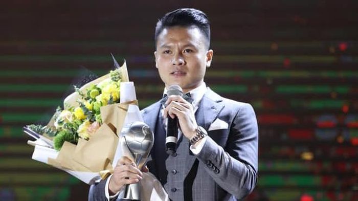 "Tôi rất vui và hạnh phúc khi nhận được giải thưởng cao quý này. Xin được gửi lời cảm ơn đến VFF, các đồng đội, HLV ở CLB và ĐTQG. Xin gửi lời cảm ơn đến những người thân yêu của tôi. Tôi muốn gửi danh hiệu này đến với tất cả người hâm mộ Việt Nam. Danh hiệu này sẽ tiếp thêm cho tôi động lực cống hiến cho bóng đá Việt Nam, mang lại thêm niềm vui cho người hâm mộ Việt Nam", Quang Hải nói. ảnh Hoàng Linh