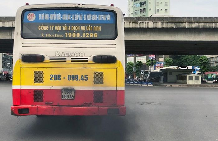 Khói bụi từ xe cộ cũng là một phần nguyên nhân khiến chất lượng không khí Hà Nội xuống thấp