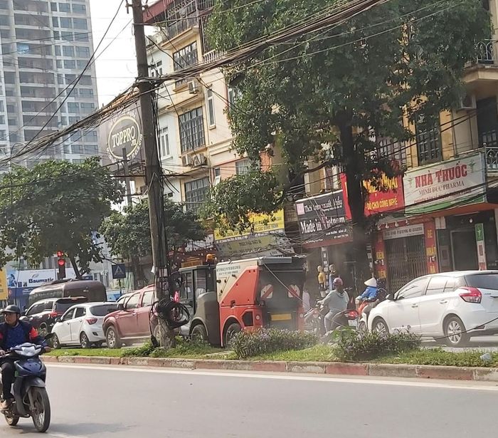 Mặt đường quá nhiều bụi nên việc quét hay dùng xe hút càng khiến bụi phát tán. 