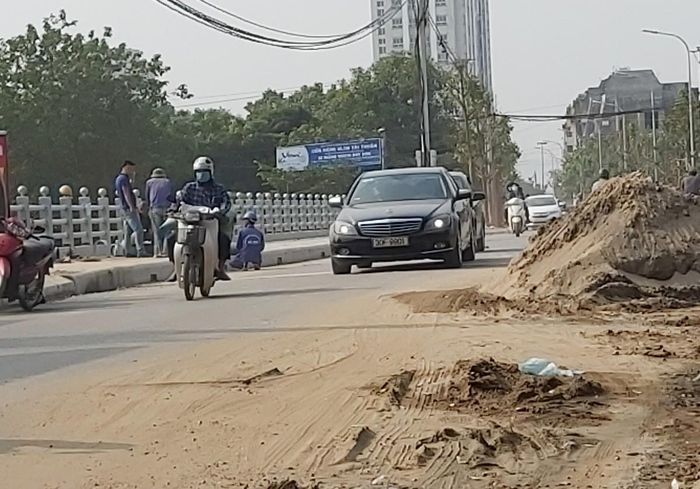 Dự án mở rộng đường Sa Đôi, phường Phú Đô (quận Nam Từ Liêm) đang được gấp rút hoàn thiện song vật liệu xây dựng vẫn đang ngổn ngang. Mỗi khi có xe ô tô cỡ lớn đi qua, người dân phải đóng kín cửa để hạn chế bụi. 